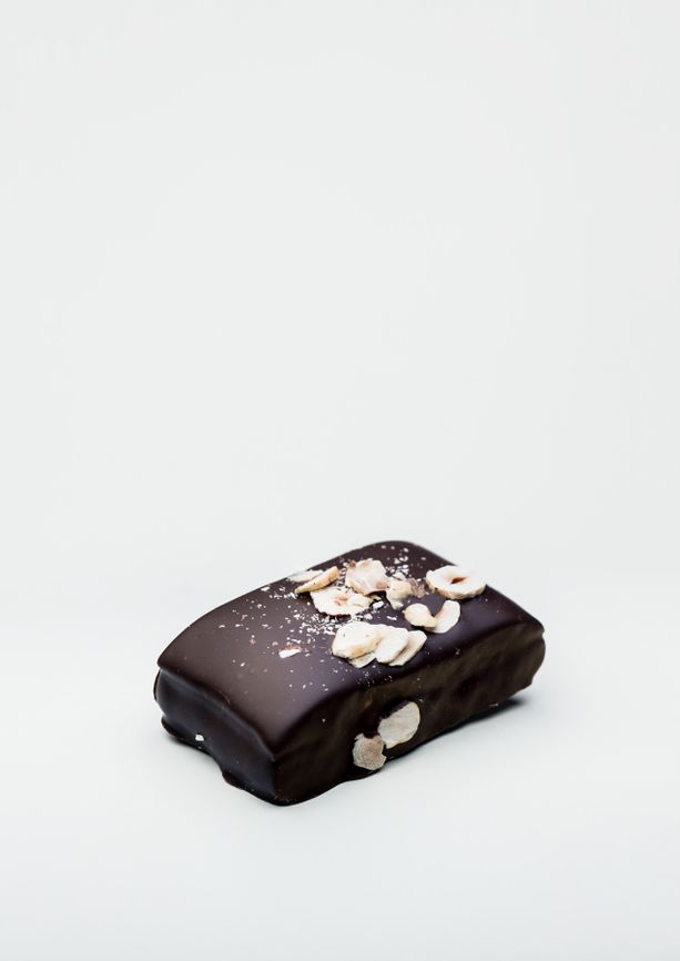 Handmade honey cake from BECH Chokolade in Gudhjem. Elegant chocolate from Bornholm.