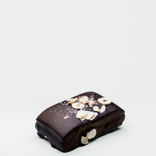Handmade honey cake from BECH Chokolade in Gudhjem. Elegant chocolate from Bornholm.