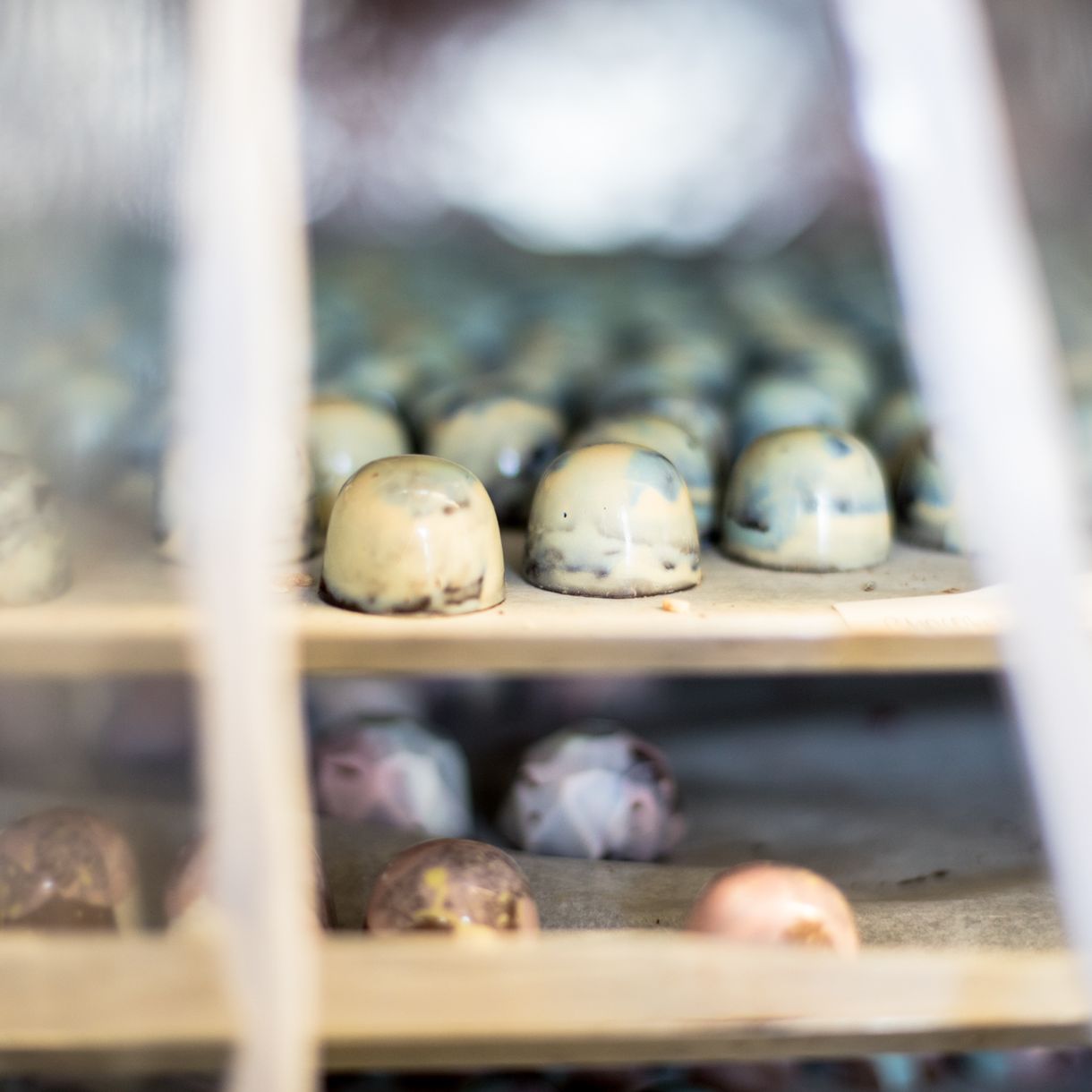 I butikken i Gudhjem. Håndlavet chokolade af højeste kvalitet i I butikken i BECH Chokolade på Bornholm.