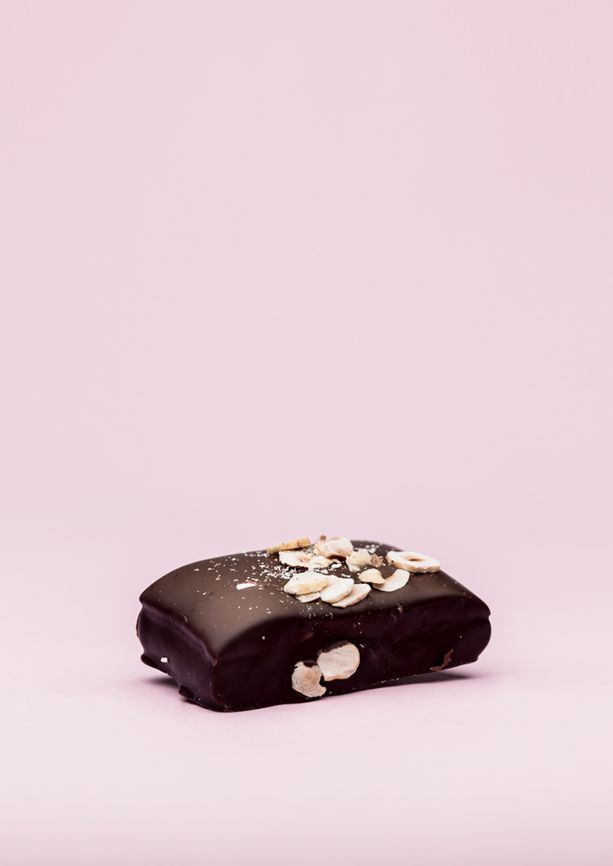 Handmade honey cake from BECH Chokolade in Gudhjem. Elegant chocolate from Bornholm.