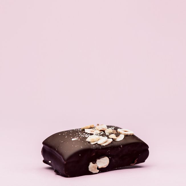 Handmade honey cake from BECH Chokolade in Gudhjem. Elegant chocolate from Bornholm.