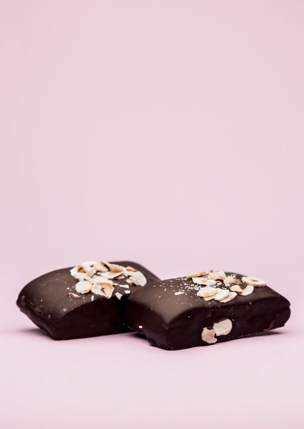 Handmade honey cake from BECH Chokolade in Gudhjem. Elegant chocolate from Bornholm.