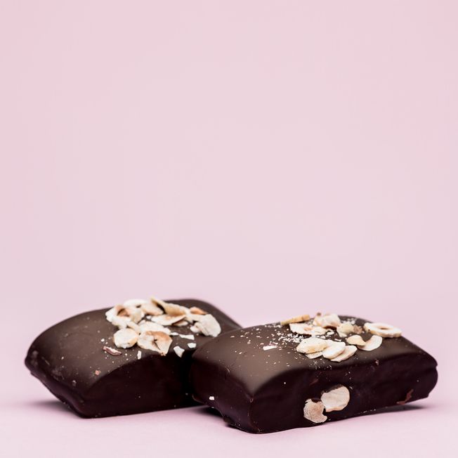 Handmade honey cake from BECH Chokolade in Gudhjem. Elegant chocolate from Bornholm.