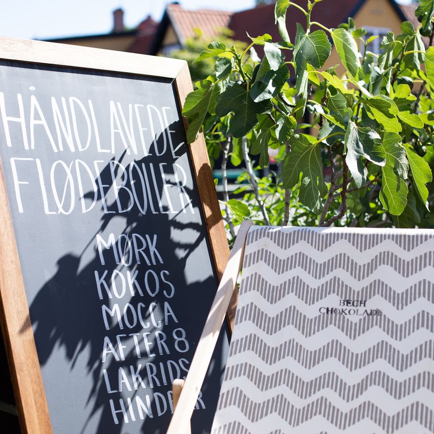 Experience the atmosphere of BECH Chocolates in the harbor of Gudhjem on Bornholm.