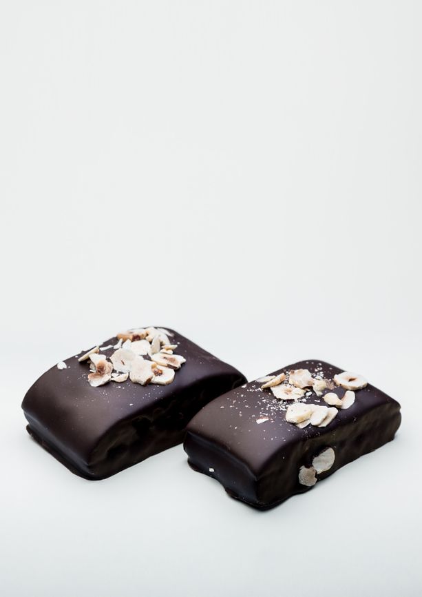 Handmade honey cake from BECH Chokolade in Gudhjem. Elegant chocolate from Bornholm.