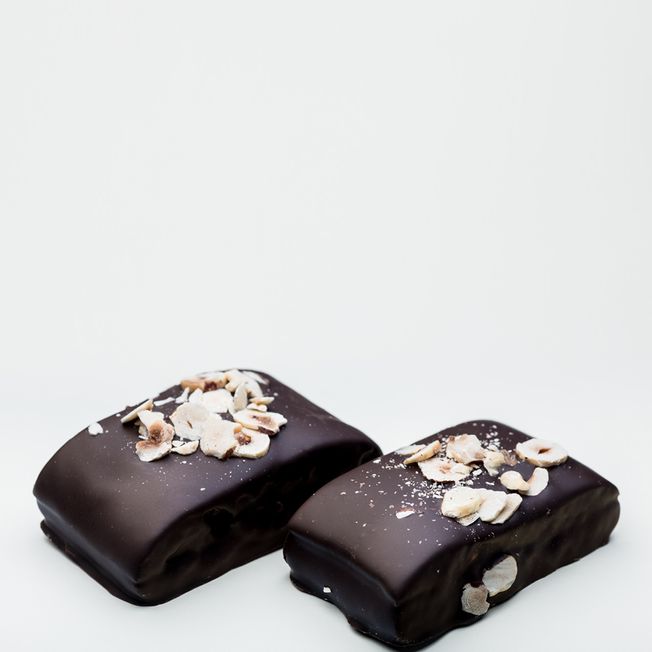 Handmade honey cake from BECH Chokolade in Gudhjem. Elegant chocolate from Bornholm.
