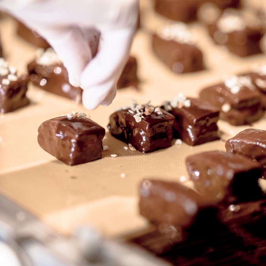 Billede af processen fra BECH Chokolade, hvor produkterne laves i hånden.